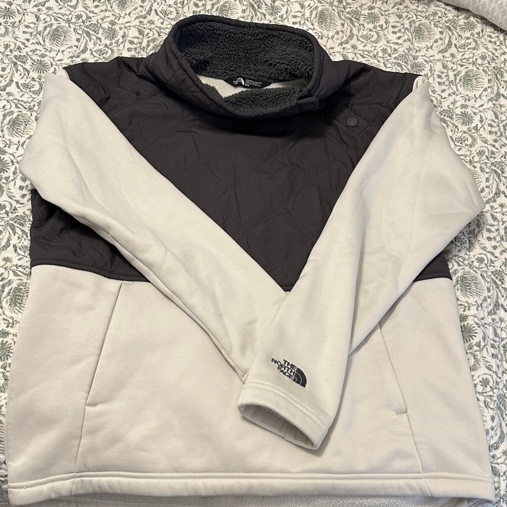 Women’s The North Face Charcoal and Cream Fleece Pullover
